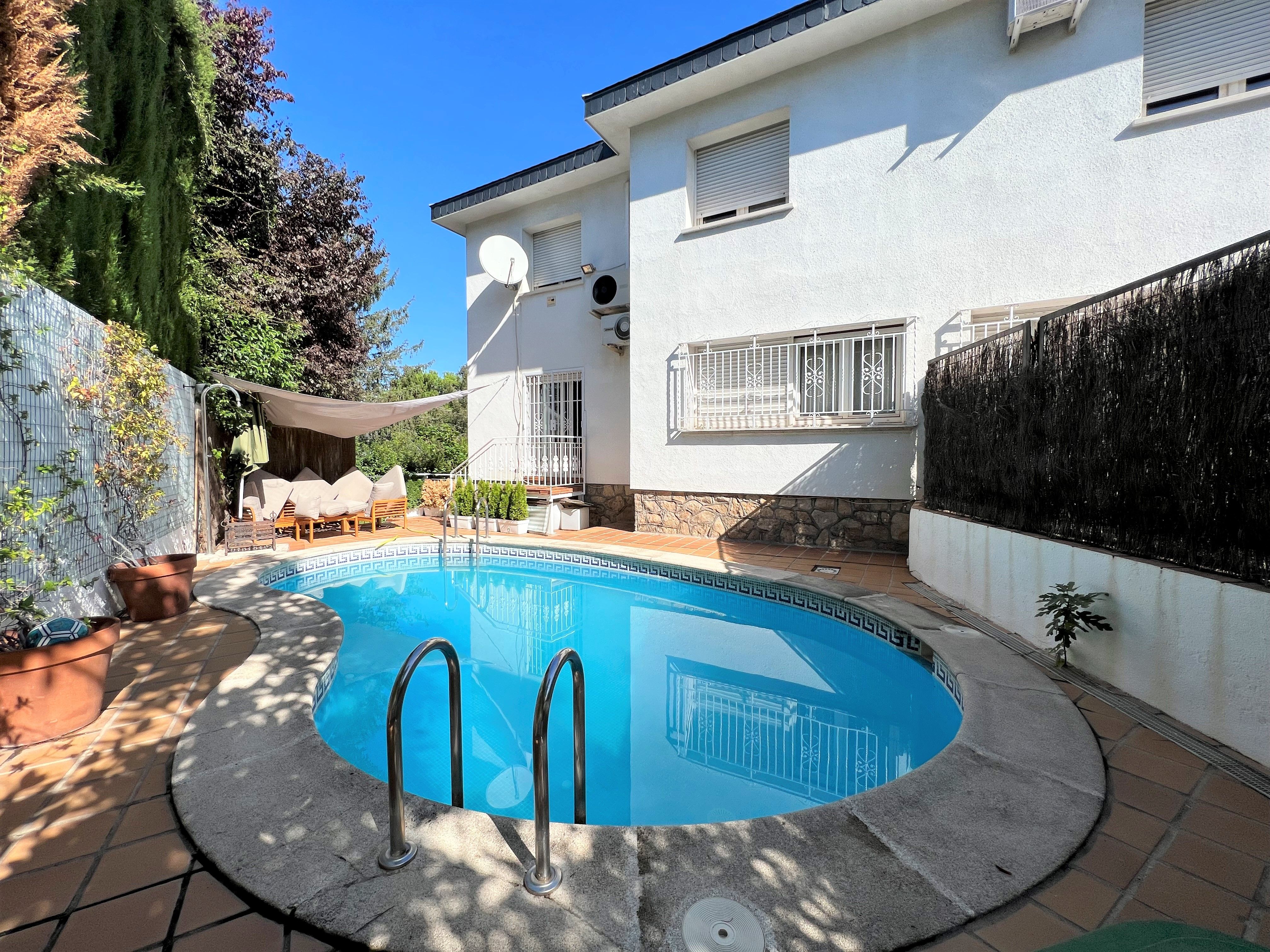 Venta de casa con piscina en Mirasierra (Madrid)