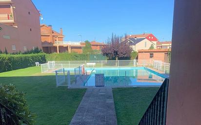 Swimming pool of Flat for sale in Uruñuela