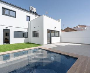 Vista exterior de Casa o xalet en venda en Armilla amb Aire condicionat, Terrassa i Piscina