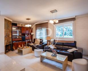 Sala d'estar de Casa adosada en venda en Galapagar amb Terrassa i Piscina