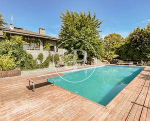 Vista exterior de Casa o xalet en venda en Villanueva de la Cañada amb Aire condicionat, Terrassa i Piscina