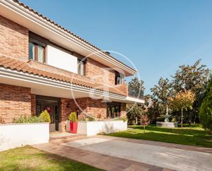 Vista exterior de Casa o xalet en venda en Pozuelo de Alarcón amb Aire condicionat, Terrassa i Piscina