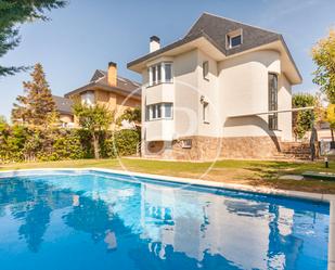 Swimming pool of House or chalet for sale in Pozuelo de Alarcón  with Air Conditioner and Swimming Pool