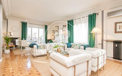 Living room of Flat to rent in  Madrid Capital  with Air Conditioner, Terrace and Balcony