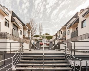 Vista exterior de Casa adosada en venda en Pozuelo de Alarcón amb Aire condicionat, Terrassa i Piscina