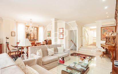 Living room of Single-family semi-detached for sale in  Madrid Capital  with Air Conditioner, Terrace and Swimming Pool