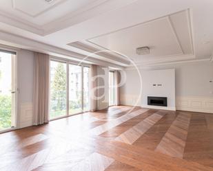 Living room of Flat to rent in  Madrid Capital  with Air Conditioner and Balcony