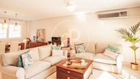 Sala d'estar de Casa adosada en venda en Pozuelo de Alarcón amb Aire condicionat i Piscina