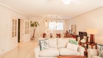 Sala d'estar de Casa adosada en venda en Pozuelo de Alarcón amb Aire condicionat i Piscina