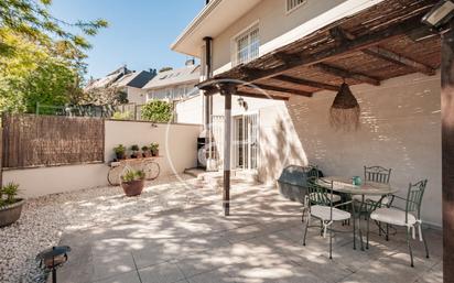 Terrassa de Casa adosada en venda en Pozuelo de Alarcón amb Aire condicionat i Piscina