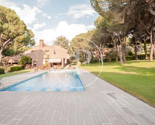 Jardí de Casa o xalet en venda en Pozuelo de Alarcón amb Aire condicionat, Terrassa i Piscina