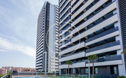 Vista exterior de Pis en venda en  Madrid Capital amb Aire condicionat, Terrassa i Balcó