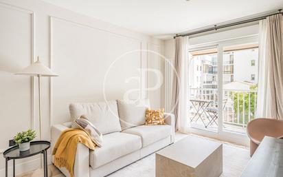 Living room of Flat for sale in  Madrid Capital  with Air Conditioner, Terrace and Balcony