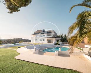 Vista exterior de Casa o xalet de lloguer en Las Rozas de Madrid amb Terrassa, Piscina i Balcó