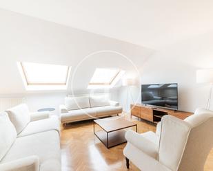 Attic to rent in C. de Felipe IV, Jerónimos