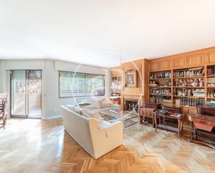 Living room of Flat to rent in  Madrid Capital  with Air Conditioner, Terrace and Balcony