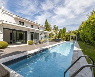 Vista exterior de Casa o xalet en venda en Pozuelo de Alarcón amb Aire condicionat i Piscina