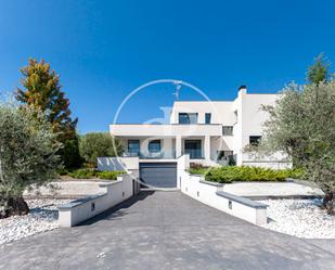 Vista exterior de Casa o xalet en venda en Boadilla del Monte amb Aire condicionat, Terrassa i Piscina