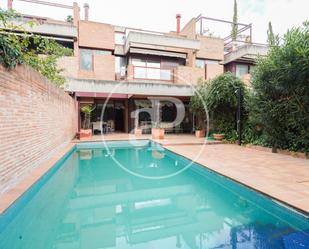 Piscina de Casa adosada en venda en  Madrid Capital amb Aire condicionat, Terrassa i Piscina