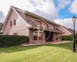 Vista exterior de Casa o xalet de lloguer en La Moraleja amb Aire condicionat, Calefacció i Jardí privat