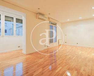 Living room of Flat to rent in  Madrid Capital  with Air Conditioner, Heating and Balcony