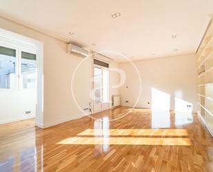 Living room of Flat to rent in  Madrid Capital  with Air Conditioner, Heating and Balcony