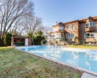 Vista exterior de Casa o xalet en venda en Pozuelo de Alarcón amb Aire condicionat, Calefacció i Jardí privat