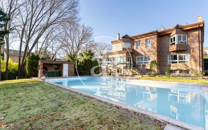 Vista exterior de Casa o xalet en venda en Pozuelo de Alarcón amb Aire condicionat, Calefacció i Jardí privat