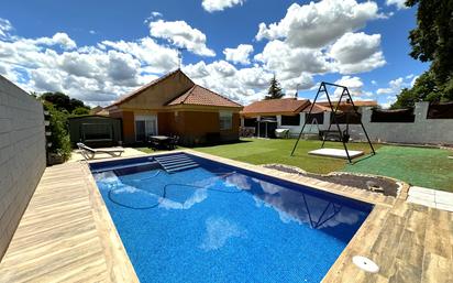 Piscina de Casa adosada en venda en Chiloeches amb Aire condicionat, Terrassa i Piscina