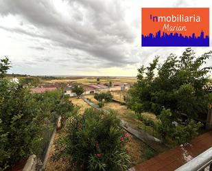 Vista exterior de Casa adosada de lloguer en Valdeande amb Terrassa