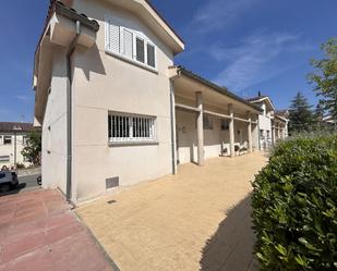 Vista exterior de Casa adosada en venda en Sant Esteve Sesrovires amb Aire condicionat i Balcó