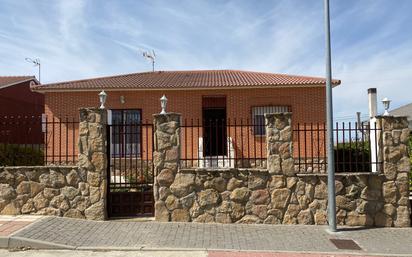 Vista exterior de Casa o xalet en venda en Maello amb Terrassa i Balcó