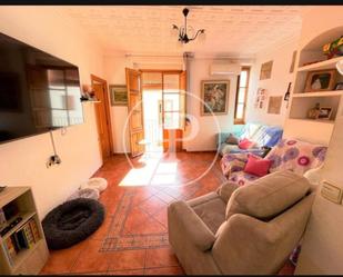 Sala d'estar de Casa o xalet en venda en Mislata amb Aire condicionat, Terrassa i Balcó