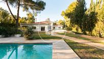 Vista exterior de Casa o xalet en venda en Chiva amb Aire condicionat, Terrassa i Piscina