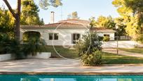 Vista exterior de Casa o xalet en venda en Chiva amb Aire condicionat, Terrassa i Piscina