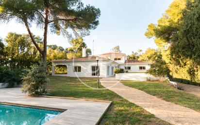 Vista exterior de Casa o xalet en venda en Chiva amb Aire condicionat, Terrassa i Piscina