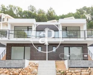 Vista exterior de Casa adosada en venda en Chiva amb Aire condicionat, Terrassa i Piscina