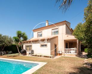 Vista exterior de Casa o xalet de lloguer en L'Eliana amb Aire condicionat, Terrassa i Piscina