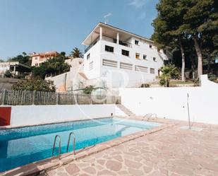 Vista exterior de Casa o xalet de lloguer en Chiva amb Terrassa, Piscina i Balcó