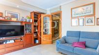 Sala d'estar de Casa adosada en venda en Alzira amb Aire condicionat, Terrassa i Balcó