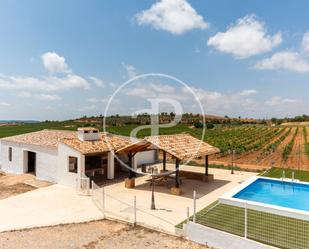 Vista exterior de Finca rústica en venda en Requena amb Aire condicionat, Terrassa i Piscina