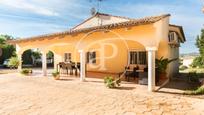 Vista exterior de Casa o xalet en venda en Chiva amb Aire condicionat, Terrassa i Piscina