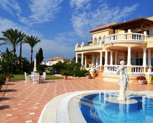 Vista exterior de Casa o xalet en venda en Estepona amb Aire condicionat, Terrassa i Piscina