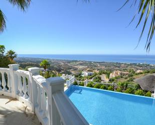 Vista exterior de Casa o xalet en venda en Marbella amb Aire condicionat, Terrassa i Piscina