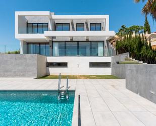 Vista exterior de Casa o xalet en venda en Benahavís amb Aire condicionat, Terrassa i Piscina