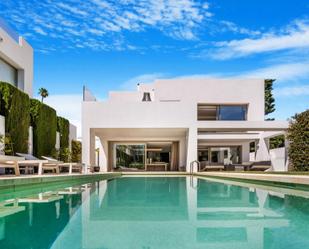 Vista exterior de Casa o xalet en venda en Marbella amb Aire condicionat, Terrassa i Piscina