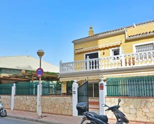 Vista exterior de Casa o xalet en venda en Fuengirola amb Aire condicionat, Terrassa i Piscina