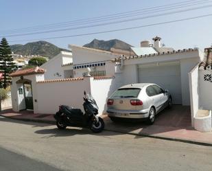 Vista exterior de Casa o xalet en venda en Benalmádena amb Aire condicionat, Terrassa i Piscina