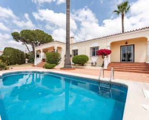 Vista exterior de Casa o xalet en venda en Marbella amb Aire condicionat, Terrassa i Piscina