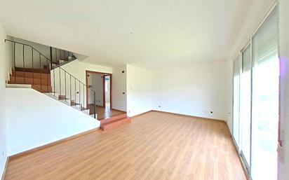 Living room of Single-family semi-detached for sale in Congosto  with Terrace and Balcony